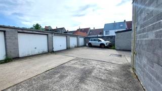 Gesloten garagebox in Bredene Dorp aan de Sluizenstraat.Met inrit aan de Sushi bar - Wu ShiStandaard garagebox met gesloten manuele poort.Geen water...
