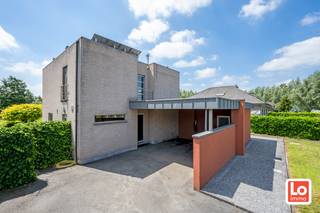 Deze moderne woning met dubbele carport en grote zuidwest georiënteerde tuin bevat op het gelijkvloers een ruime inkomhal met vestiaire, een gastentoilet, een ruime lichtrijke leefruimte met eiken parket en schitterend uitzicht op terras, tuin en velden! Verder is er een afzonderlijke bureauruimte en een geïnstalleerde keuken met aansluitend een wasplaats/berging. Op de eerste verdieping is er een nachthal, 3 slaapkamers, een badkamer met ligbad, douche, was meubel en een toilet. Er is ook nog een afzonderlijke berging.<br />De woning beschikt over alle comfort en wordt verwarmd via accumulatie. Warm water wordt geregeld via een lucht-lucht warmtepomp. Het buitenschrijnwerk bestaat uit aluminium met deels HR glas en deels dubbel glas. De woning beschikt eveneens over 22 zonnepanelen (incl. groene stroomcertificaten), regenwatervoorziening (10.000l.) en een alarm. Wil u deze moderne en instapklare woning met schitterend uitzicht bezoeken? Schrijf dan nu in voor het bezoekmoment op zaterdag 4 juli 2026, enkel via https://calendly.com/loimmogunther/bezoekmoment-vossenstraat-3-te-lochristi