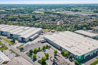 Logistiek magazijn met een oppervlakte van<strong> 3.128 m² </strong>in Wilrijk. Uitstekend gelegen langs de snelweg A12.<br /><br />De ruimte beschikt over <strong>4 loading docks</strong> en een gelijkvloerse overheaddeur, wat zorgt voor maximale flexibiliteit bij laden en lossen. Met een indrukwekkende <strong>vrije hoogte van 10 meter</strong> en een <strong>vloerbelasting van 4 ton/m² </strong>is het pand uitermate geschikt voor opslag, distributie en lichte productieactiviteiten.<br /><br />Het gebouw is voorzien van gasgestookte verwarming via thermoblokken, wat bijdraagt aan een aangenaam werkklimaat. Daarnaast zijn er <strong>25 parkeerplaatsen</strong> beschikbaar op eigen terrein, ideaal voor zowel personeel als bezoekers.<br /><br />Op het gebied van veiligheid en beveiliging is het pand volledig uitgerust met brandslanghaspels, rookluiken, een inbraakalarmsysteem en een volledig omheind terrein, waardoor uw bedrijfsvoering in een veilige omgeving kan plaatsvinden.<br /><br />Beschikbaar vanaf <strong>20/08/2026! </strong><br /><br />Contacteer <strong>PANORAMA B2B</strong> voor bijkomende inlichtingen of een vrijblijvend plaatsbezoek<strong> 03 225 03 03.</strong>