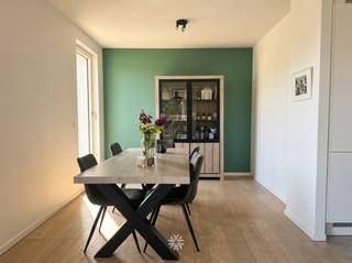 <p><span>GENT - Elsa Guyssenpad 17: Ben je op zoek naar een</span><span> prachtig nieuwbouw appartement met autostaanplaats te huur in Gent? </span><span>Dan is dit pand mogelijk iets voor jou.</span></p><p><span> </span></p><p><span>De belangrijkste troeven:</span></p><ul><li><span>Nieuwbouwproject met groen binnengebied</span></li><li><span>Energiezuinig door nieuwe warmtesystemen</span></li></ul><ul><li><span>Rustig en centraal gelegen tussen de Coupure en de Nieuwewandeling</span></li><li><span>Groen, ruim en goed bereikbaar wonen op fietsafstand (3min) van centrum Gent</span></li><li><span>Gebruik van de publieke tuin van 2.000m² </span></li><li><span>Inclusief ondergrondse autostaanplaats (+ optioneel bijhuren motorplaats)</span></li></ul><p><span> </span></p><p><span>Indeling: </span></p><p><span>Inkomhal met ingebouwde kast, leef- en eetruimte met open ingerichte keuken (koelkast, combi-oven, vaatwasmachine, inductie kookplaat, dampkap), ruim balkon, badkamer uitgerust met douche, dubbel lavabomeubel en toilet, twee slaapkamers. Het appartement bevindt zich op de tweede verdieping van het gebouw, met lift. Alle deuren in het appartement zijn breder en daarom rolstoel toegankelijk. Inclusief ondergrondse parkeerplaats en ruime kelderberging. Gunstig EPC: 39 kWh/m². Warmtepomp aanwezig in het gebouw!</span></p><p><span> </span></p><p><span>Belangrijke informatie:</span></p><p><span>Beschikbaar: 01/09/2026. Domicilie verplicht.</span></p><p><span>Huurprijs € 1150 + €130 (gemene delen, incl. verwarming). EGW (elektriciteit, gas en water) afzonderlijk af te rekenen. </span></p><p><span>Optie tot huren motorstaanplaats aan € 40/maand.</span></p><p><span> </span></p><p><span>Dankzij de goede isolatie, hogerendementsketel en ventilatiesysteem type D is het appartement uiterst energiezuinig. </span></p><p><span> </span></p><p><span>Interesse in dit tof appartement? Vraag dan snel jouw bezoek aan via onze website www.axellenaerts.be!</span></p>