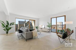 Ontdek dit schitterend ingerichte appartement van 123 m² met een zuidgericht terras van 19 m². In dit appartement hebben ze gekozen voor warme accenten die een waar thuisgevoel creëren. De uitnodigende sfeer wordt benadrukt door zorgvuldig gekozen kleuren en materialen, die samen een harmonieuze en gezellige leefruimte vormen. <br /><br />Hoogtepunten:<br /><br />*Perfecte Ligging: Midden in het centrum, maar omgeven door rustgevende binnentuinen.<br /><br />*Uitstekende Voorzieningen: Ondergrondse parkeergarage met plaats voor 130 auto's (mogelijkheid aankopen staandplaats of garage) en een handige fietsenstalling met lift (gratis te gebruiken).<br /><br />*Modern Comfort: Voorzien van uitstekende isolatie, zonnepanelen en regenwaterrecuperatie voor een duurzaam en comfortabel leven.<br /><br />*Ruimte en Groen: Diverse open ruimtes met verhardingen, waterpartijen en groene tuinen zorgen voor een aangename leefomgeving.<br />Architectonisch Meesterwerk:<br /><br />*Ontwerp: Drie torens die boven drie bouwlagen uitsteken, ontworpen door de gerenommeerde architectenbureaus Robbrecht en Daem en URA Architects.<br />Stijl: Sober modern met elementen zoals bakstenen, houten ramen en balustrades, die perfect harmoniëren met de omgeving en rust uitstralen.<br /><br />Een Oase van Rust in de Stad:<br /><br />*Groene Uitzichten: Geniet van prachtige uitzichten op groene tuinen en de omgeving.<br />Stadsleven met Voordelen: Combineer het bruisende stadsleven met de rust en sereniteit van een exclusieve woonomgeving.<br /><br />*BTW aan 6% is mogelijk<br /><br />Conclusie:<br />Gloria biedt een unieke kans om te genieten van luxe, comfort en rust, midden in de stad. Dit appartement is een oase van kalmte, waar je kunt profiteren van alle voordelen van stedelijk wonen zonder in te boeten aan rust en privacy. Mis deze kans niet om jouw droomwoning te ontdekken in het hart van de stad!