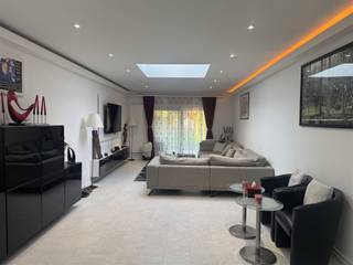 Cette maison familiale parfaitement entretenue et prête à être emménagée combine espace, lumière et confort dans un excellent emplacement. Le...