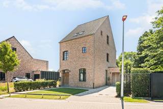 In een rustige en kindvriendelijke woonwijk in Rijkevorsel bevindt zich deze stijlvolle halfopen bebouwing uit 2022. De woning combineert de charme van landelijke architectuur met hedendaags wooncomfort en duurzame technieken, wat resulteert in een instapklare gezinswoning waar kwaliteit en uitstraling centraal staan.<br /><br />De inkomhal met authentieke houten voordeur zet meteen de toon. Op het gelijkvloers bevindt zich een afzonderlijk bureau, ideaal voor thuiswerk, terwijl de lichtrijke leefruimte naadloos overgaat in de open leefkeuken. Grote raampartijen brengen overvloedig daglicht binnen en creëren een mooie verbinding met de tuin. De kwalitatieve afwerking met keramische parketvloer, maatwerkkasten en een stijlvolle keuken met kookeiland zorgt voor een tijdloze en warme uitstraling.<br /><br />Op de eerste verdieping bevinden zich de master bedroom met dressing, een tweede slaapkamer en een luxueuze badkamer. De tweede verdieping biedt nog twee extra slaapkamers en een polyvalente ruimte, perfect als speelkamer of hobbyruimte. Dankzij deze doordachte indeling groeit de woning moeiteloos mee met elk gezin.<br /><br />De zonnige, onderhoudsvriendelijke tuin vormt een aangename verlenging van de leefruimte en biedt volop ruimte om in alle rust te genieten van het buitenleven. Het ruime terras nodigt uit tot lange zomeravonden met familie en vrienden.<br /><br />Ook technisch laat deze woning niets te wensen over. Dankzij de geothermische warmtepomp met passieve koeling, ventilatiesysteem D, zonnepanelen en een gunstig EPC-label A (32 kWh/m²/jaar) geniet de bewoner van uitzonderlijk wooncomfort en een laag energieverbruik.<br /><br />Buitengewone kenmerken:<br />- Bouwjaar 2022<br />- Ca. 241 m² bewoonbare oppervlakte<br />- 4 slaapkamers en aparte bureauruimte<br />- Master bedroom met dressing<br />- Luxueuze badkamer<br />- Maatwerk en hoogwaardige afwerking<br />- Geothermische warmtepomp met passieve koeling<br />- Zonnepanelen<br />- Ventilatiesysteem D<br />- EPC-label A<br />- Rustige, kindvriendelijke ligging