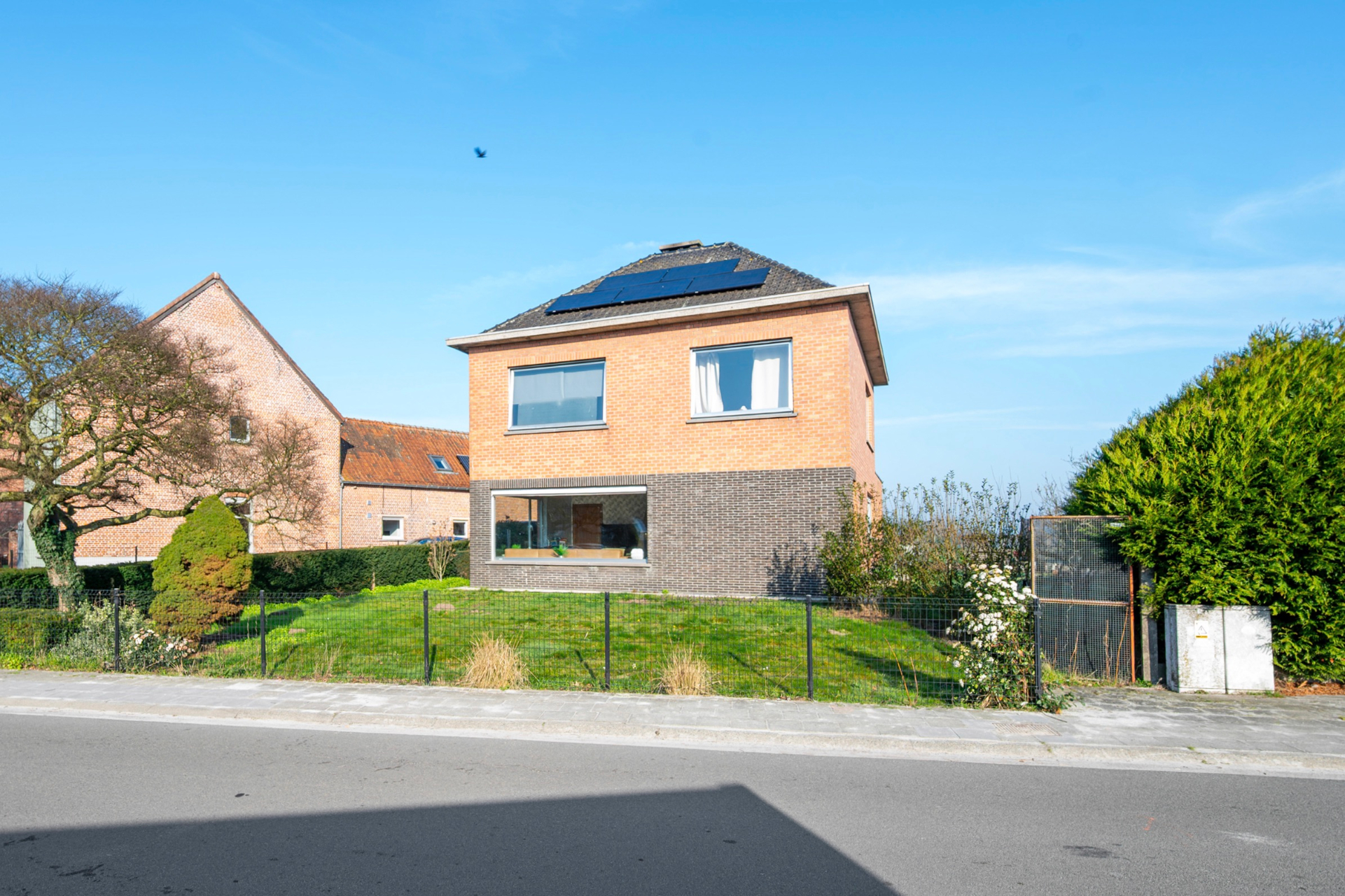Ruime open bebouwing met 3 slaapkamers en tuin. - foto 1
