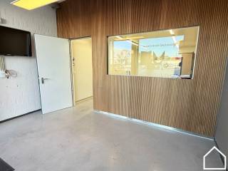 Dit handelspand is gelegen aan de Westkaai te Ieper en werd laatst uitgebaat als artisanele chocolaterie.<br />Het kan eenvoudig omgetoverd worden tot winkel of kantoor. Er is voldoende parkeergelegenheid voor het pand.<br /><br />Bekijk zeker ook de vastgoedvideo via deze link https://youtube.com/shorts/kiJCFQvwslY?feature=share om een beter beeld te krijgen van het pand!<br /><br />De wanden zijn uitbekleed met HACCP goedgekeurd panelen. Die kunnen uiteraard verwijderd worden.<br /><br />Bekijk zeker de vastgoedvideo via deze link https://youtube.com/shorts/5tX7f5YRkG0?feature=share om een beter beeld te krijgen van het pand!<br /><br />Momenteel is de indeling als volgt:<br /><br />- receptie<br />- atelier voorzien van drijfkracht en ventilatie<br />- apart toilet<br />- technische ruimte<br />- berging<br /><br />Achterliggend is er een optionele garage (30.000€) aan te kopen. De garage ligt precies achter de handelsruimte waardoor het mogelijk is om een doorgang te maken via de technische ruimte. De garage is niet apart te koop voor eigenaars van de bovengelegen appartementen!<br /><br />Verwarming/airco via lucht-lucht warmtepomp. Alarm aanwezig.