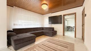 Stap binnen in deze volledig vernieuwde halfopen woning, gelegen op een uitstekende locatie in Heusden-Zolder. Met een bewoonbare oppervlakte van 141 m², vier slaapkamers en een praktische indeling biedt deze woning volop ruimte en comfort voor gezinnen. Dankzij de centrale ligging bevindt u zich bovendien op wandelafstand van het centrum, scholen en het ziekenhuis.<br /><br />Bij binnenkomst komt u terecht in de inkomhal, die toegang biedt tot de verschillende leefruimtes. De woning werd volledig vernieuwd en is dan ook instapklaar. De aangename leefruimtes bieden voldoende plaats voor een gezellige zithoek en eetruimte, waardoor hier een fijne plek ontstaat om samen te komen en te genieten.<br /><br />De keuken sluit mooi aan bij de leefruimte en vormt een praktische plek voor het dagelijkse gezinsleven. Dankzij de vernieuwde afwerking geniet u hier van het comfort van een moderne woning, zonder dat er nog grote werken nodig zijn.<br /><br />Op de bovenverdieping bevinden zich maar liefst vier slaapkamers. Hierdoor beschikt de woning over voldoende ruimte voor een gezin, een thuiskantoor of een hobbyruimte. De kamers zijn praktisch in te richten en bieden verschillende mogelijkheden naargelang uw persoonlijke behoeften.<br /><br />Ook op technisch vlak biedt deze woning belangrijke voordelen. Met een EPC-label D valt de woning niet onder de huidige renovatieverplichting. Bovendien is de elektrische installatie conform gekeurd.<br /><br />De ligging is zonder twijfel één van de grote troeven van deze woning. Het centrum van Heusden-Zolder bevindt zich op wandelafstand en ook scholen en het ziekenhuis zijn vlot bereikbaar. Daarnaast zorgen de nabijgelegen voorzieningen en verbindingswegen voor een uitstekende bereikbaarheid.<br /><br />Pluspunten:<br />- Volledig vernieuwde halfopen woning<br />- Bewoonbare oppervlakte van 141 m²<br />- 4 volwaardige slaapkamers<br />- EPC-label D – geen renovatieverplichting<br />- Elektrische keuring conform<br />- Centrum op wandelafstand<br />- Scholen en ziekenhuis in de nabije omgeving<br />- Ideale gezinswoning<br /><br />Maatregelen opgenomen in het Maatregelenregister: nee<br /><br />Voor een bezichtiging ter plaatse of meer info, bel ons op 078/78.78.70, of kom gewoon binnen op ons kantoor, steeds welkom!