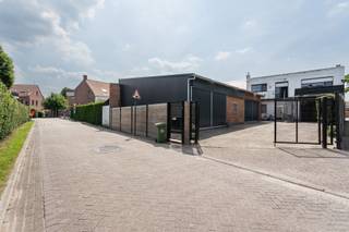 In het hart van Essen een pand met enorm veel mogelijkheden opgedeeld in een woning ca. 115m² en magazijnen ca. 300m².Het potentieel na grondige...