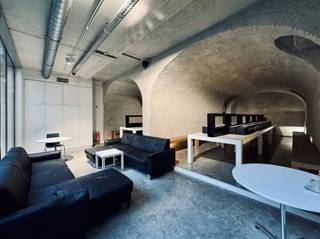 Bent u op zoek naar een zorgeloze investering in een studentenflat op een absolute topligging in Antwerpen? Lees dan zeker verder!Deze studentenkamer is gelegen in het gekende Campus Opera, op de Frankrijklei 41-43 in 2000 Antwerpen, pal in het centrum van de stad. Dankzij deze centrale ligging is de campus uiterst geliefd en geniet je van een vlotte bereikbaarheid en alle voorzieningen op wandelafstand.De kamer bevindt zich op de vierde verdieping, achteraan rechts in het gebouw (kamer 4-10). Het betreft een studeer- en slaapvertrek, uitgerust met bed, bureau, gordijnen en koelkast. Daarnaast beschikt de kamer over een eigen badkamer met lavabo, douche en toilet, wat zorgt voor extra comfort en privacy.Bij deze kamer hoort tevens het exclusief genot en gebruik van de fietsenberging, namelijk plaats 54 (boven).Verder geniet de student van gemeenschappelijk gebruik van:•meerdere keukens•een studeerruimte•een tuin•een kitchenette met microgolfovens per verdiepingHet gebouw wordt beheerd door een syndicus en een grote troef van deze investering is de gegarandeerde opbrengst tot en met 2032. Interesse in deze interessante studenteninvestering op toplocatie? Neem gerust contact met ons op voor meer informatie.