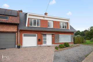 Deze te renoveren halfopen woning is rustig gelegen aan het einde van een doodlopende straat. De omgeving wordt gekenmerkt door uitgestrekte agrarische gronden en biedt een aangename combinatie van rust, groen en een vlotte bereikbaarheid. Dankzij de nabijheid van belangrijke invalswegen, scholen en winkels bevinden alle dagelijkse voorzieningen zich bovendien binnen handbereik. De woning is gelegen op een verzorgd perceel van ruim 6 are en biedt heel wat mogelijkheden voor wie op zoek is naar een woning met potentieel in een rustige omgeving.<br /><br />Via de inkomhal betreedt u de leefruimte, waar grote raampartijen zorgen voor een aangename natuurlijke lichtinval. Het gelijkvloers omvat verder een keuken met aansluitende veranda, een badkamer/wasplaats, een apart toilet en een inpandige garage.<br /><br />Op de eerste verdieping bevinden zich drie ruime slaapkamers en een badkamer. Daarnaast is er nog een extra kamer aanwezig die perfect kan worden ingericht als bijkomende slaapkamer of kan worden aangewend om de bestaande badkamer verder uit te breiden.<br /><br />Tot slot is er een ruime bergzolder aanwezig, die mits de nodige renovatiewerken perfect kan worden ingericht als extra bewoonbare ruimte.<br /><br />Wilt u deze woning en de mogelijkheden zelf ontdekken? Bekijk dan nu al de interactieve grondplannen op onze website. <br />Een afspraak maken kan via 015 21 21 21 of olivier.lievens@imovastgoed.be. <br />En als u zich afvraagt wat uw eigen woning waard is, neem dan gerust contact op voor een gratis waardebepaling.