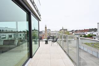 Op de 4de verdieping van residentie Leiesluis vind je dit mooi gelegen nieuwbouw appartement met 2 slaapkamers en groot zonnig terras.Indeling...