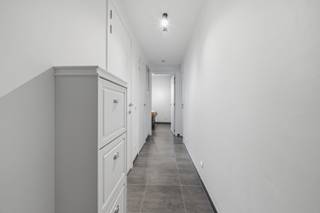 <p>Dit appartement, gebouwd in 2021 ligt in het Suikerpark. In Veurne vind je tal van gezellige horecazaken, winkels en het sfeervolle historische centrum, terwijl je tegelijk op slechts enkele minuten van de kust en het strand woont. Het Suikerpark staat bekend om zijn groene karakter, ruime aanleg en duurzame visie.</p>

<p> </p>

<p>indeling:</p>

<p>Het appartement beschikt over een inkomhal met apart toilet, een lichtrijke woonkamer met aansluitende open keuken en zicht op het terras. Naast de keuken bevindt zich een praktische berging met aansluiting voor wasmachine en droogkast.</p>

<p> </p>

<p>Verder is er een slaapkamer en een badkamer met ligbad en aparte wastafel.</p>

<p> </p>

<p>Mogelijkheid om een private staanplaats aan de voorzijde van het gebouw aan te kopen voor een prijs van 15.000 euro.</p>

<p> </p>

<p>Troeven:</p>

<ul><li>BEN-woning</li><li>Gunstig EPC en aansluiting op het duurzame warmtenet</li><li>Ideale ligging in Veurne</li></ul>

<p>Interesse? Neem contact met ons op via 058 31 58 58 of via hanne.huyghe@era.be</p>