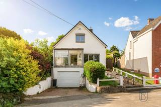 <p>Gelegen in een rustige en aangename omgeving zal deze bel-etagewoning u overtuigen met haar mooie volumes en inrichtingspotentieel.<br />Gevestigd in de prachtige streek van het Pays des Collines, biedt ze een rustige leefomgeving en blijft ze toch dicht bij alle voorzieningen.</p><p>De woning bestaat uit verschillende lichtrijke leefruimtes, met tal van mogelijkheden om een interieur te creëren dat bij u past.<br />Gelijkvloers: een veranda, woonkamer, eetkamer, uitgeruste keuken, wasruimte en een bijgebouw met zicht op buiten.<br />Op de verdieping vindt u 3 slaapkamers en een badkamer.<br />Een garage maakt het geheel compleet en de aangename tuin laat u genieten van de rust van het platteland.</p><p>Technisch: houten ramen met dubbele beglazing, verwarming op stookolie (recente ketel), hout- of pelletkachel, elektrische boiler, EPC E.</p><p>Een gezinswoning met veel potentieel, snel te ontdekken! <br />Informatie of bezoek via: aurelie@immobeguin.be</p>