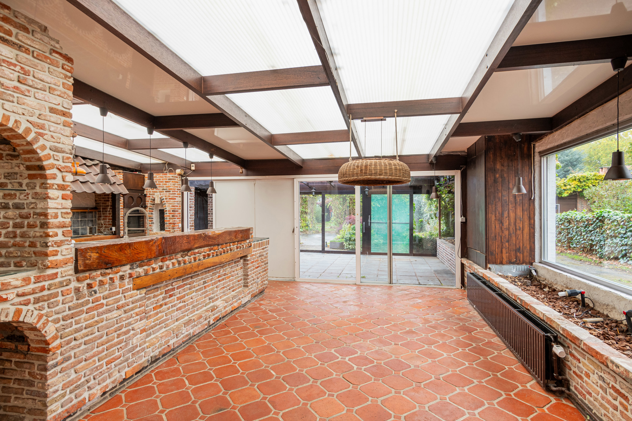 Unieke woning met ruim perceel, grote garage en potentieel - foto 4