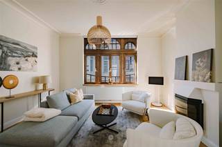 <p><span>GENT - Volledig gerenoveerde burgerwoning met ruim terras en zicht op het Gravensteen</span></p><p><span> </span></p><p><span>In het charmante Prinsenhof, op een topligging in het historische hart van Gent, bevindt zich deze volledig gerenoveerde burgerwoning met drie slaapkamers. <br />Een zeldzame combinatie van karakter, comfort en locatie. Ideaal voor wie stijlvol wil wonen in de stad. </span></p><p><span> </span></p><p><span>De belangrijkste troeven: </span></p><ul><li><span>Volledig en smaakvol gerenoveerd</span></li><li><span>Ruim terras aan de keuken</span></li><li><span>Lichtrijke leefruimte met kachel</span></li><li><span>Adembenemend zicht op het Gravensteen</span></li><li><span>Ruime wijnkelder met voorzieningen voor wasmachine en droogkast</span></li></ul><p><span> </span></p><p><span>Zo ziet het gelijkvloers eruit: </span></p><p><span>We betreden de woning via een ruime inkomhal met gastentoilet. De eetruimte sluit mooi aan op de keuken, die directe toegang biedt tot het grote terras. </span></p><p><span> </span></p><p><span>Zo zien de verdiepingen eruit: </span></p><p><span>Op de eerste verdieping bevindt zich de lichtrijke leefruimte met gezellige kachel. De tweede verdieping biedt plaats aan een ruime slaapkamer en een badkamer met ligbad/douche, lavabo, wc en ingebouwde kastenwand. Op het bovenste verdiep bevindt zich de master bedroom met aparte douche en toilet, en een schitterend uitzicht op het historische Gravensteen. </span></p><p><span> </span></p><p><span>Richtprijs: 1.050.000,00 euro</span></p><p><span>EPC: B</span></p><p><span> </span></p><p><span>Een instapklare stadswoning met blijvende waarde op een unieke locatie. </span></p><p><span> </span></p><p><span>Contacteer Axel Lenaerts Makelaars voor een bezoek ter plaatse.</span></p>