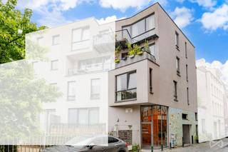 Info en bezoeken - 02 315 51 71<br />Ideaal gelegen in een van de meest gewilde wijken van Brussel, vlak naast de Louizalaan, biedt We Invest u dit prachtige, lichte appartement van ongeveer 68 m² aan. Deze recente woning, perfect voor een jong koppel, heeft een optimale indeling. Zodra je binnenkomt, word je verleid door de grote woonkamer/open keuken van 42 m², badend in natuurlijk licht dankzij de grote ramen. De ingerichte keuken past harmonieus in deze gezellige ruimte. De hoofdslaapkamer van ongeveer 15 m² biedt een rustige en aangename omgeving. Voor extra gebruiksgemak grenst de badkamer aan de slaapkamer. Een apart toilet maakt het appartement compleet. De energieprestaties zijn uitstekend (EPB: B). Er is net een gloednieuwe verwarmingsketel geïnstalleerd. Elektriciteit conform. Kelder inbegrepen. Parkeerplaats beschikbaar (+€30.000). Een zeldzame woning, wachtend om ontdekt te worden!