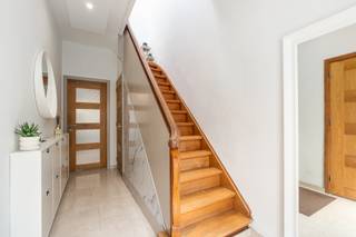<p><span>Instapklare eengezinswoning met 3 slaapkamers, 2 badkamers en gezellige stadstuin.</span><span><br /><br /></span><span>Instapklare eengezinswoning met 3 slaapkamers, rustig gelegen in Borgerhout Extra Muros . De woning bevindt zich op wandelafstand van het prachtige Rivierenhof, met tal van wandel-, fiets- en recreatiemogelijkheden. Dankzij de vlotte verbinding met het centrum van Antwerpen, openbaar vervoer, winkels, scholen en andere voorzieningen geniet u hier van een ideale combinatie van rust, groen en stadscomfort. Perfect voor gezinnen die comfortabel willen wonen op een uitstekende locatie. </span></p><p><span>Indeling</span></p><h3><span>Gelijkvloers</span></h3><ul><li><span>Ruime inkomhal met onderhoudsvriendelijke tegelvloer</span></li><li><span>Lichtrijke leefruimte met tegelvloer en gezellige sierhaard</span></li><li><span>Volledig geïnstalleerde keuken met directe toegang tot de mooie, privatieve stadstuin zonder inkijk</span></li><li><span>Eerste badkamer uitgerust met een ruime inloopdouche en toilet</span></li></ul><h3><span>Eerste verdieping</span></h3><ul><li><span>Twee ruime slaapkamers</span></li><li><span>Eén kinderkamer/bureau</span></li><li><span>Tweede badkamer voorzien van een ligbad met douchefunctie en toilet</span></li></ul><h3><span>Extra troeven</span></h3><ul><li><span>Gunstig EPC-label B</span></li><li><span>Elektrische installatie conform</span></li><li><span>Asbestvrij</span></li><li><span>Ruime, droge kelder met extra bergruimte</span></li></ul>