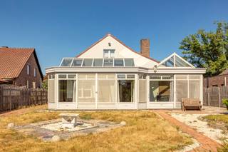 <h1>Ruime gelijkvloerse woning met 3 slaapkamers, wellness en gezellige tuin</h1>
<p>Bent u op zoek naar een ruime, comfortabele woning met alles op één niveau? Dan is deze charmante gelijkvloerse woning op een mooi perceel van<span> </span><strong>880 m²</strong><span> </span>zeker een bezoek waard.</p>
<p>De woning beschikt over een<span> </span><strong>bewoonbare oppervlakte van ca. 244 m²</strong><span> </span>en biedt een aangename combinatie van ruimte, comfort en ontspanning.</p>
<p>De leefruimtes omvatten een gezellige<span> </span><strong>woonkamer met eetkamer en veranda</strong>, waar u volop kunt genieten van het uitzicht en de sfeer van de tuin. Daarnaast zijn er<span> </span><strong>3 slaapkamers</strong>, ideaal voor een gezin, gasten of het creëren van een hobby- of bureauruimte.</p>
<p>Een absolute troef is de aanwezige<span> </span><strong>wellnessruimte met sauna en jacuzzi</strong>, perfect om na een drukke dag heerlijk te ontspannen.</p>
<p>De woning beschikt bovendien over een<span> </span><strong>ruime zolder</strong>, die heel wat extra bergruimte biedt en eventueel verdere mogelijkheden kan bieden.</p>
<p>Buiten geniet u van een<span> </span><strong>gezellige tuin</strong><span> </span>op een ruim perceel van 880 m², met voldoende plaats om te ontspannen, te tuinieren of gezellig samen te zijn met familie en vrienden.</p>
<p>Dankzij de<span> </span><strong>zonnepanelen</strong><span> </span>en het<span> </span><strong>EPC-label C</strong><span> </span>beschikt de woning bovendien over een interessante energetische basis.</p>
<h3>Troeven op een rij</h3>
<ul>
<li>Perceel van<span> </span><strong>880 m²</strong></li>
<li>Ca.<span> </span><strong>244 m² bewoonbare oppervlakte</strong></li>
<li><strong>Gelijkvloerse woning</strong></li>
<li><strong>3 slaapkamers</strong></li>
<li>Ruime woonkamer, eetkamer en veranda</li>
<li><strong>Sauna en jacuzzi</strong></li>
<li>Ruime zolder</li>
<li>Gezellige tuin</li>
<li><strong>Zonnepanelen</strong></li>
<li><strong>EPC C</strong></li>
<li>Veel ruimte en comfort op één niveau</li>
</ul>
<p><strong>Een ruime en veelzijdige woning met een aangename tuin én een eigen wellnessgedeelte. Ideaal voor wie comfort, ruimte en rustig wonen wil combineren.</strong></p>
<p>Interesse?<span> </span><strong>Neem contact op voor meer informatie of maak een afspraak voor een bezichtiging.</strong></p>