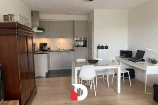 Recent appartement op de rand van Brugge, dichtbij het AZ Sint-Jan en de Expressweg, maar toch op fietsafstand van centrum Brugge, Het appartement gelegen op de 1ste verdieping beschikt over een lichtrijke leefruimte en open ingerichte keuken voorzien van kookplaat, dampkap, koelkast, combi oven-microgolf, vaatwasser, berging met plaats voor wasmachine/droogkast, apart toilet, badkamer met douche en lavabo, 1 slaapkamers, ruim terras (11 m²). Garagebox (93) inbegrepen in de huurprijs. Gemeenschappelijke kosten: € 70/maand + € 30/maand voorschot verwarming. het appartement is volledig geschilderd en is voorzien van lichtarmaturen. Zonnepaneel aanwezig. Er wordt er verwarmd via een milieu- en budgetvriendelijk verwarmingssysteem. De appartemeten zijn bijna energie neutraal E-peil 23. EPC: 35 kWh/m², label A. Plan eenvoudig uw bezoek via onze website: www.delbecque.immo.
