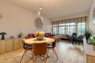 Op het Europaplein in Oostduinkerke vinden we dit ruime en gezellige appartement met drie slaapkamers terug. Het appartement biedt een prachtig...