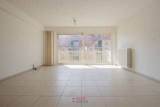 Gezellig en lichtrijk appartement in hartje Nieuwpoort Bad. Dit appartement geniet een subliem ligging aan de schildpad en vlakbij de Havengeul. Naast de ligging is ook de oriëntatie top aangezien het terras en de leefruimte zongericht zijn. Van hieruit kan men geniet van alle het moois Nieuwpoort te bieden heeft. Het appartement beschikt over 2 slaapkamers en wordt ongemeubeld aangeboden. Ideaal om hiervan uw gezellig uitvalbasis aan de kust te maken! In de kelderverdieping beschikken we zowel over een private berging nr. 6 als over een gemeenschappelijk fietslokaal, toegankelijk via de fietslift. <br />75 EUR voorschot op de syndicuskosten (water incluis).<br />EPC = 99