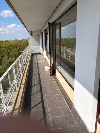 Gezellig en zonnig appartement, met groot uitgestrekt terras<br />Wordt privé verkocht<br />8 ste verdieping<br />Gem kosten: 383/maand<br />Bewoonb opp 79m2, 2 slaapkamers<br />Epc B, 164<br />Mobiscore 9.3/10