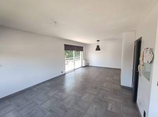 Ruim, lichtrijk en praktisch ingedeeld appartement met garage in een rustige doodlopende straat<br /><br />Dit comfortabele appartement bevindt zich op de eerste verdieping van een kleinschalig gebouw met slechts drie verdiepingen. Er is geen lift aanwezig, wat resulteert in lagere gemeenschappelijke kosten. Bovendien hoeft u slechts één verdieping via de ruime trappenhal te nemen.<br /><br />De indeling van het appartement is bijzonder praktisch. De volledig uitgeruste keuken en de gezellige leefruimte vormen samen een ruime L-vormige woonomgeving met toegang tot een balkon. Dankzij de zuidelijke oriëntatie geniet deze leefruimte van een overvloed aan natuurlijk licht, van 's morgens vroeg tot laat in de namiddag, wat zorgt voor een aangenaam en ruimtelijk gevoel.<br /><br />Via de inkomhal met ingebouwde kasten bereikt u de achterzijde van het appartement. Hier bevinden zich twee slaapkamers: een ruime slaapkamer en een kleinere kamer met toegang tot een tweede balkon. Verder beschikt het appartement over een apart toilet en een badkamer met douche.<br /><br />Extra troeven:<br />- Privatieve kelderberging<br />- Autostaanplaats inbegrepen<br />- Rustige ligging in een doodlopende straat<br />- Ideaal voor koppels, kleine gezinnen of als investering<br /><br />Een comfortabel, lichtrijk en goed onderhouden appartement met veel potentieel op een rustige locatie.<br /><br />Absoluut een bezoek waard! (Bezoekdag op zaterdagen)