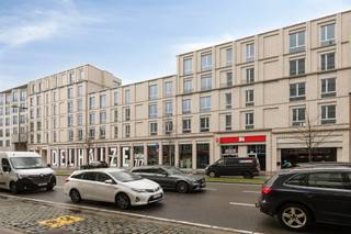 <p><span>COMFORTABEL APP. MET 1 SLK, TERRAS &amp; PARKEERGELEGENHEID </span></p><p><span> </span></p><p><span>In de residentiële wijk Zurenborg in het zuidoosten van de stad Antwerpen treffen wij residentie Plantin Moretus aan. De buurt staat gekend om de statige huizen, de gezellige pleinen en haar prachtige architectuur. Tevens bevinden wij ons nabij het Stadspark, het centraal station, het bruisende stadscentrum met diverse horecagelegenheden, lokale handelaars, de Antwerpse Zoo, De Groenplaats, De Meir, ... Kortom een stadswoning op een ware A-locatie met alle voorzieningen binnen handbereik!</span></p><p><span> </span></p><p><span>Toegekomen aan de residentie nemen wij de lift naar de vierde verdieping. Hier ontdekken wij een gezellig appartement met aangenaam terras. Wij komen binnen in de leefruimte bestaande uit een volledig uitgeruste keuken, een eethoek en een zithoek. In het verlengde van de leefruimte is er het knappe terras als uitbreiding van de leefruimte. Opnieuw aangekomen in het appartement verplaatsen wij ons naar de nachthal. Deze geeft ons toegang tot de aangename slaapkamer met ensuite badkamer, het afzonderlijk toilet en de wasruimte/berging.</span></p><p><span> </span></p><p><span>Troeven:</span></p><p><span>- A-locatie</span></p><p><span>- Gloednieuw appartement</span></p><p><span>- Aanwezigheid van een terras</span></p><p><span>- Parkeergelegenheid voor wagen en fiets<br />*Mogelijkheid tot het huren van een parkeerplaats, 125,00 euro/maand + berging 25,00 euro/maand<br /><br /></span></p><p><span>Interesse om de eerste bewoner te worden van dit knap appartement op een absolute A-locatie? Neem contact op met Pillar Estate via <span>info@pillar.estate</span></span><span> of contacteer ons op het nummer 033 695 695.</span></p><p><span>*Deze gegevens zijn louter ter informatieve titel. De vermelde oppervlaktes zijn slechts een indicatie. Pillar kan niet verantwoordelijk gesteld worden voor de juistheid van de aan haar verstrekte gegevens. </span></p><p><span> </span></p>