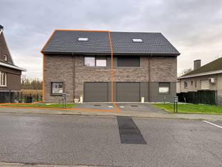 Deze recente halfopen bebouwing is centraal gelegen in Liedekerke, net buiten het centrum en in de nabijheid van alle voorzieningen.We betreden de...