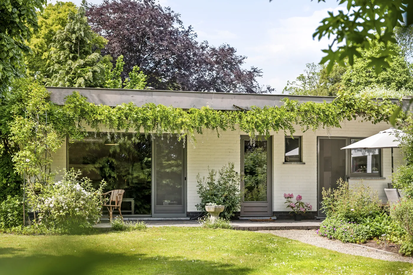 Low-rise villa, hidden in greenery, on a plot of 1,192 m² - photo 4