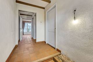 Voor meer info of een bezoek, bel 053 59 49 33 - In het hart van Meerbeke bevindt zich deze charmante rijwoning, ideaal gelegen op wandelafstand...