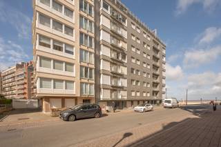 Volledig gerenoveerd appartement gelegen in het gegeerde Duinbergen, een buurt die bijzonder gewaardeerd wordt om haar unieke combinatie van rust en levendigheid.<br />Dit appartement werd in 2016 volledig vernieuwd met een doorgedreven focus op kwaliteit en duurzaamheid, waarbij niet alleen de esthetiek maar ook alle onderliggende technieken integraal werden vernieuwd. De leefruimte, badend in natuurlijk licht, vloeit elegant over in het voorliggende terras met een subtiel zijdelings zeezicht, een discrete luxe die elke dag een gevoel van vakantie oproept.<br />De open keuken, uitgerust met hoogwaardige Miele-toestellen, vormt een perfect samenspel met het stijlvolle tegelparket en creëert een tijdloos en warm interieur. Het appartement beschikt over drie volwaardige slaapkamers met ingemaakte kasten en eigen lavabo, elk met directe toegang tot het westgericht terras waar de avondzon in alle sereniteit beleefd wordt. Twee verfijnd afgewerkte badkamers, een aparte wasruimte en een tweede toilet vervolledigen het geheel, samen met elektrische rolluiken en een praktische kelderberging.<br />Een zeldzaam aanbod op een locatie waar discretie, comfort en levenskwaliteit centraal staan. Een eigendom voor wie enkel het beste als evident beschouwt.
