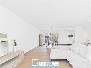 LA HULPE - Uitstekende locatie tussen het centrum, het station en het kasteel van La Hulpe.Je zult genieten van de rust en de gemakkelijke toegang tot alle voorzieningen. Ontdek dit prachtige nieuwe huis van 210 m2. Het huis wordt verkocht als een gesloten casco, met de optie maar niet de verplichting tot afwerking.Het zal je overtuigen met zijn ruimte, licht en ideale ligging. Het huis bestaat uit: op de begane grond, een hal, een toilet, een garage voor 2 auto's en berging; op de 1e verdieping, een grote open woonkamer met keuken en toegang tot de tuin; op de 2e verdieping, 2 slaapkamers, een badkamer met douche en een grote slaapkamer met eigen badkamer.PEB B. Vraagprijs: €375,000 exclusief kosten en BTW. Beschikbaar per direct. Neem contact op met BrickSquare voor meer informatie: 02/315.25.13 of www.bricksquare.be