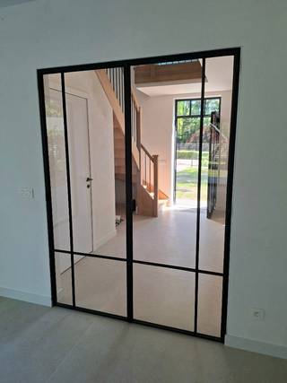 * WONING LINKS NOG BESCHIKBAAR !* <br />High-end afgewerkte halfopen nieuwbouwwoning met 4 à 5 slaapkamers.<br />Mooie zuid-westgeoriënteerde tuin met gazon, afgewerkt terras en oprit in castle grind.<br />Deze prachtig afgewerkte woning (2026) heeft een inkomhal met gastentoilet en handenwasser, beuken trap met smeedijzeren spijlen naar de eerste verdieping en toegang naar de leefruimte via smeedijzeren dubbele deur. Eveneens toegang naar bureauruimte.<br /><br />Leefruimte met veel lichtinval. Open keuken met kookeiland en toegang naar ruime berging/wasplaats. Schuifraam en glazen achterdeur naar het terras.<br />Het volledige GV is voorzien van grote keramische tegels 90x90. De keuken is uitgerust met een inductievuur (Bora) met geïntegreerde dampkap, spoelbak, vaatwasmachine, koelkast met vriescombinatie, oven en microgolfoven.<br /><br />Op de 1ste verdieping bevinden zich 3 slaapkamers op hoogwaardig en slijtvast clickvinyl, waarvan masterbedroom met ruime dressing. Badkamer met ligbad, dubbel wastafelmeubel, spiegelkast, toilet en inloopdouche.<br /><br />Toegang naar 2e verdieping via vaste open trap, volledig afgewerkte polyvalente ruimte of bijkomende slaapkamer en aparte bergruimte met technische toestellen.<br /><br />PLUSPUNTEN: 10 zonnepanelen; warmtepomp Buderus lucht/water; overal vloerverwarming; ventilatiesysteem Renson type D; driedubbele beglazing; Proximusaansluiting; uitmuntende centrale ligging midden in het dorp van Halle; E-peil onder 0 (A+); aangelegde oprit en zonnig terras, gazon ingezaaid; 6% BTW mogelijk ov.<br /><br />Totale grondoppervlakte: 505 m² (linkse woning) <br />UPDATE: rechtse woning is verkocht.<br /><br />Voor alle info en bezoek: 0474/699.692 (An)