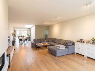 Dit duplex-appartement vinden we terug aan het begin van de Duinkerkestraat, in hartje Poperinge. Op wandelafstand heb je alle nodige voorzieningen: van kleinhandel tot horeca en supermarkten. Parkeren kan in de straat zelf of op de nabijgelegen parkings.<br /><br />Indeling:<br /><br />* Gelijkvloers 0:<br />- gemeenschappelijke ruime inkomhal (te delen met 1 ander appartement) met plaats voor fietsen<br />- inkomhal<br />- ruime berging/vestiaire<br /><br />* Verdieping +1:<br />- trappenhal<br />- ruime, open leefruimte met parketvloer en gashaard<br />- eetplaats<br />- lichtrijke keuken uitgerust met een grote ingemaakte kast, dubbele spoelbak, keramische kookplaat met dampkap, vaatwasser, oven en koelkast<br />- aansluitende praktische berging/wasplaats<br /><br />* Buitenniveau:<br />- ruim, zuid-gericht terras<br /><br />* Verdieping +1:<br />- nachthal<br />- 3 slaapkamers met verduistering<br />- badkamer voorzien van een dubbele wastafel, ligbad, inloopdouche, ingemaakte kast en toilet<br /><br />=> EPC-label B<br />=> Onmiddellijk beschikbaar!<br />=> Wordt nog volledig herschilderd<br />