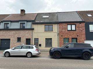 Deze functionele woning werd in 2016 vernieuwd en is momenteel vrij van huurder. Hoewel enkele elementen een kleine opfrissing kunnen gebruiken, verkeert het pand algemeen in goede staat.<br /><br />Op het gelijkvloers bevindt zich een ruime leefruimte met een recente (open) keuken die uitkijkt op een grote zuidgerichte tuin. Daarnaast beschikt de woning over een vernieuwde badkamer met ligbad én een splinternieuwe douche. Vooraan is er een extra kamer die perfect kan dienen als bureau, hobbyruimte of slaapkamer.<br /><br />Op de eerste verdieping bevinden zich twee grote slaapkamers, aangevuld met een ingerichte zolderkamer op de tweede verdieping.<br /><br />Verder beschikt de woning over twee kleine aanpalende bijgebouwen die ideaal zijn als opslagruimte of voor diverse andere doeleinden.<br /><br />Het EPC heeft momenteel label D. Deze score werd echter nooit geactualiseerd na de uitgevoerde werken, waardoor een nieuwe keuring mogelijk een gunstiger resultaat kan opleveren.<br /><br />Indien u meer inlichtingen of een bezoek wenst kan u bellen naar SAVE INVEST 09 230 30 71 of mailen naar office@save-invest.be