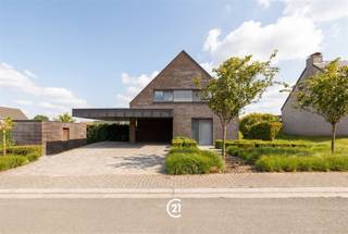 <p><span>Modern wonen in een rustige, groene omgeving.</span></p><p><span> </span></p><p><span>Op zoek naar rust, ruimte en comfort? Dan zal deze moderne, instapklare villa in een doodlopende en bijzonder kindvriendelijke straat u zeker weten te bekoren. Binnen geniet u van een hedendaagse afwerking en een praktische indeling, terwijl buiten twee overdekte staanplaatsen, ruime tuinbergingen en een aangename tuin voor extra comfort zorgen. Een ideale gezinswoning voor wie rustig wil wonen zonder in te boeten aan bereikbaarheid. Kom deze topper zelf ontdekken, én maak snel uw afspraak! </span></p>