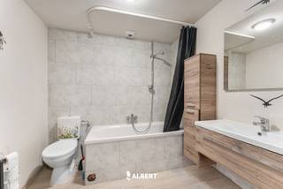 Ontdek deze volledig gerenoveerde woning (vloeren, ramen, dak, sanitair, keuken, zonnepanelen, ...)!<br /><br />De indeling is als volgt:<br />Op het gelijkvloers:<br />- Inkomhal<br />- Leefruimte met open keuken<br />- Badkamer<br />- Zonnig terras <br />Op de verdieping:<br />- Nachthal<br />- 2 slaapkamers<br /><br />- Droge kelder<br /><br />De voornaamste pluspunten van de woning zijn:<br />+ Elektriciteit conform<br />+ Verwarming op gas<br />+ Geen renovatieverplichting <br />+ Centrale ligging<br />+ Ideale investeringseigendom<br /><br />Plan snel uw bezoek in via www.albert.immo of bel naar Angelique op 0484/74 25 68.