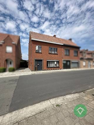 Op een boogscheut van het bruisende centrum van Diksmuide, in Beerst, bevindt zich deze solide woning op een vlot bereikbare ligging nabij tal van voorzieningen.<br /><br />Indeling<br />U komt binnen via de inkomhal met vaste trap naar de verdieping. Op het gelijkvloers vindt u een ruime woonkamer met aansluitend de gesloten keuken. Achteraan bevindt zich de veranda, die mogelijkheden biedt om de leefruimte open en ruimer te maken. Verder zijn er nog een berging en badkamer aanwezig.<br /><br />Op de eerste verdieping tellen we drie volwaardige slaapkamers. De zolderverdieping biedt bijkomende mogelijkheden, zoals het creëren van een extra slaapkamer.<br /><br />Naast de woning beschikt u over een ruime oprit met toegang tot de garage.<br /><br />Met de nodige opfrissingswerken kan u hier volop genieten van de afgesloten tuin.<br /><br />Meer weten? Plan vandaag nog uw bezoek in.