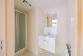 <p><span>GENT CENTRUM - Op te frissen gelijkvloerse studio nabij de Muinkkaai</span></p><p><span> </span></p><p><span>Gelegen op het gelijkvloers, treffen we deze op te frissen gelijkvloerse studio met grote raampartijen vlakbij de Kinepolis.</span></p><p><span>Ideaal als starters- of investeringseigendom met een vlotte verbinding naar de Binnenstad, studentencampussen en invalswegen.</span></p><p><span> </span></p><p><span>De belangrijkste troeven in een notendop: </span></p><ul><li><span>Centrale ligging in Gent met vlotte bereikbaarheid </span></li><li><span>Groene omgeving </span></li><li><span>Grote raampartijen zorgen voor veel licht</span></li><li><span>Ideaal als investering of eigenbewoning</span></li><li><span>Nabij invalswegen, openbaar vervoer en scholen</span></li><li><span>Gunstig EPC </span></li></ul><p><span> </span></p><p><span>Indeling:</span></p><p><span>Inkom met apart toilet, leefruimte met keuken, badkamer met douche, technische berging met aansluitingen wasmachine. </span></p><p><span> </span></p><p><span>Belangrijk</span><span>:</span></p><p><span>Richtprijs: 199.000 EUR</span></p><p><span>EPC: 109 kWh/m² jaar</span></p><p><span> </span></p><p><span>Interesse? Neem contact op met Axel Lenaerts makelaars voor meer info of een bezoek ter plaatse via </span><span>09 245 24 24</span><span> of Hannelore@axellenaerts.be</span></p><p><span> </span></p>