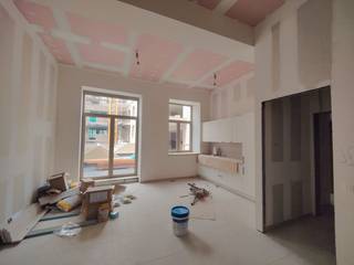 Ontdek dit prachtig, volledig gerenoveerde appartement in een karaktervol en authentiek gebouw, centraal gelegen in het bruisende centrum van de winkelstraat. Dit appartement wordt voor de allereerste keer in gebruik genomen na een totaalrenovatie en combineert hedendaags wooncomfort met de charme van een historisch pand.<br /><br />Bij het binnenkomen komt u terecht in een praktische inkomhal van 2,53 m² met ruimte voor een vestiairekast en een apart gastentoilet van 1,35 m². De lichtrijke leefruimte met open keuken beslaat maar liefst 31,7 m² en biedt een aangenaam zicht op de achterzijde van het gebouw. Aansluitend aan de woonkamer bevindt zich een terras van 6,88 m², ideaal om in alle rust te genieten.<br />Het appartement beschikt over twee slaapkamers van respectievelijk 13,2 m² en 7,2 m². Daarnaast is er een ruime badkamer van 4,7 m² met inloopdouche. Ook is er een bijzonder ruime berging van 5,14 m² waarin alle moderne technieken netjes zijn ondergebracht.<br />Voor optimaal wooncomfort is het volledige appartement uitgerust met vloerverwarming, wat zorgt voor een aangename en gelijkmatige warmteverdeling in elke ruimte.<br /><br />Een unieke kans voor wie op zoek is naar een instapklaar appartement met moderne afwerking op een toplocatie.<br /><br /><strong>Bezoekmomenten zijn mogelijk op woensdagnamiddag 17 juni 2026 en zaterdag namiddag 20 juni 2026.</strong><br />Via de knop "ik heb interesse" vragen we u kort een profiel in te vullen. Daarna nemen we contact op voor een bezoek.<br />Telefonisch kunnen er geen afspraken gemaakt worden.
