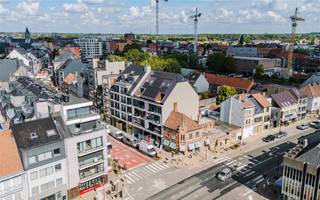 <p><span>DEINZE - Op zoek naar een nieuwbouwappartement met 2 of 3 slaapkamers in een moderne residentie in het hartje van Deinze? Dan is dit project iets voor u! </span></p><p><span>6 % btw mogelijk!*</span></p><p><span> </span></p><p><span>Nordic in een notendop: </span></p><p><span> </span></p><ul><li><span>Uitstekende verbinding met fiets, auto en openbaar vervoer</span></li><li><span>Nabij handelszaken, scholen, horeca en groen</span></li><li><span>Overvloed aan natuurlijk licht</span></li><li><span>Praktische indeling</span></li><li><span>Afwerking op maat van de koper</span></li><li><span>Zowel ochtend- alsook avondzon</span></li></ul><ul><li><span>Uiterst energiezuinig (E35)</span></li><li><span>Uitgerust met zonnepanelen</span></li><li><span>Voorzien van 2 terrassen</span></li></ul><p><span> </span></p><p><span>Residentie Nordic bestaat uit 8 doorzonappartementen waarvan 6 appartementen met 2 slaapkamers en 2 duplexappartementen met 3 slaapkamers. </span></p><p><span> </span></p><p><span>Wonen in het hart van Deinze</span></p><p><span> </span></p><p><span>De Tolpoortstraat in Deinze is dé ideale locatie voor wie houdt van comfort en gemak. Omringd door winkels en gelegen op een steenworp afstand van de prachtige Leie, biedt deze buurt alles wat u nodig heeft binnen handbereik. </span></p><p><span>Met openbaar vervoer en diverse horecagelegenheden op wandelafstand, geniet u hier het hele jaar door van alles wat Deinze te bieden heeft.</span></p><p><span> </span></p><p><span>Meer informatie? </span></p><p><span>Contacteer Axel Lenaerts makelaars voor meer info of een afspraak: </span><span>09 245 24 24 of gent@axellenaerts.be</span></p><p><span> </span></p><p><span>*als u aan de voorwaarden voldoet</span></p><p><span> </span></p>