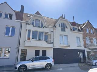 Dit appartement is gelegen op het eerste verdiep van een kleinschalige residentie (slechts 3 appartementen in het gebouw) te bereiken met de trap...