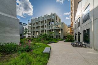 <p><span>CENTRAAL GELEGEN NIEUWEBOUWAPP. MET TERRAS </span></p><p><span> </span></p><p><span>Residentie John Martin is gelegen in de Tulpstraat/Klamperstraat te 2060 Antwerpen. De naam van de residentie is een verwijzing naar de voormalige brouwerij. Een grote troef is de nabijheid van Park Spoor Noord. Een ware oase om te ontspannen, te sporten, te spelen of te genieten in de gezellige zomerbar. Verder bevinden wij ons op wandel- en fietsafstand van Het Eilandje, het bruisende stadscentrum en openbaar vervoer. Tevens begeven wij ons vlot naar verschillende hogescholen en universiteiten. </span></p><p><span> </span></p><p><span>Toegekomen aan deze verzorgde residentie nemen wij de lift naar de tweede verdieping. Het appartement omvat een leefruimte bestaande uit een zit-, een eethoek en een volledig uitgeruste keuken. Via de nachthal met vestiaire krijgen wij toegang tot de badkamer met toilet, de slaapkamer en de berging/wasplaats. Leuk detail is de aanwezigheid van het terras dat grens aan de leefruimte. </span></p><p><span> </span></p><p><span>Troeven op een rij: </span></p><ul><li><span>Centrale ligging</span></li><li><span>Terras als verlenging van de leefruimte</span></li><li><span>Energiezuinig wonen met dank aan de nieuwste technieken</span></li><li><span>Parkeergelegenheid in de ondergrondse garage aan 125,00 euro/maand + mogelijkheid om een berging te huren aan 30,00 euro/maand</span></li></ul><p><span> </span></p><p><span>Wenst u meer info of bent u nieuwsgierig om dit nieuwbouwappartement te ontdekken? Aarzel niet en vraag snel een bezoek aan via <span>info@pillar.estate</span></span><span> of 033 695 695. </span></p><p><span> </span></p><p><span>Tot binnenkort! </span></p><p><span> </span></p>