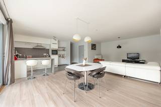 Nabij de groene 'Berm' in Mortsel, treffen we dit instapklaar en gemeubeld 2 slaapkamer-appartement aan. Het gebouw is gelegen op de...