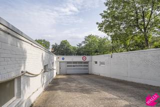Dubbele open autostaanplaatsen genummerd "107-108" in een afgesloten garagecomplex! Het garagecomplex is afgesloten met automatische poort en afstandsbediening!
