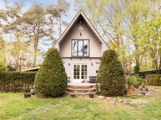 <p><strong>Rustig wonen te midden van het groen in Kapellen.</strong> Te renoveren open bebouwing biedt een unieke kans voor wie houdt van natuur en privacy. Je woont op een prachtige locatie, waar je volledig tot rust komt, maar toch met met winkels, scholen en openbaar vervoer in de buurt.</p><p><strong>De woning bestaat uit een gezellige woonkamer met veel lichtinval en zicht op de omliggende natuur </strong>– een extra ruimte achteraan, ideaal als tv-hoek, bureau of zelfs als extra slaapkamer – een ingerichte keuken – een badkamer voorzien van ligbad, wastafel en toilet. Op de eerste verdieping zijn er 2 slaapkamers, waarvan één met ingemaakte kasten.</p><p>De tuin is dé grote troef en loopt volledig rondom de woning met verschillende plekjes om te ontspannen.</p><ul><li>Mooi renovatieproject met mogelijkheid om je eigen smaak te combineren met authenticiteit</li><li>Veel groen en privacy</li><li>Aparte garage</li></ul>