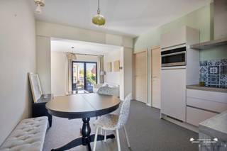 <p><span>Appartement entièrement rénové avec 2 chambres et une grande terrasse à Diest</span></p><p><span>C'est dans un cadre agréable et facilement accessible à Diest que se trouve cet </span><span>appartement entièrement rénové et prêt à emménager</span><span>. Son caractère intimiste, son efficacité énergétique et sa grande terrasse en font un logement particulièrement agréable pour ceux qui recherchent le confort sans frais d'entretien élevés.</span></p><p><span>Dès l’entrée </span><span>, on remarque </span><span>immédiatement le </span><span>salon lumineux</span><span>, qui s’ouvre joliment sur la cuisine ouverte. L’espace de vie ouvert confère une ambiance agréable et contemporaine et offre un accès direct à la </span><span>spacieuse terrasse de pas moins de 12 m</span><span>². Vous pourrez y profiter en toute tranquillité d’un espace extérieur convivial.</span></p><p><span>L'appartement dispose de </span><span>deux chambres</span><span>, d'un débarras pratique et d'une cave offrant un espace de rangement supplémentaire. Grâce à sa rénovation récente, le logement est entièrement prêt à emménager et vous n'avez pas à vous soucier de travaux importants.</span></p><h3><span>Atouts</span></h3><ul><li><span>Entièrement rénové et prêt à emménager</span></li><li><span>2 chambres</span></li><li><span>Label EPC B : économie d'énergie</span></li><li><span>Installation électrique conforme</span></li><li><span>Sans amiante</span></li><li><span>Climatisation disponible</span></li><li><span>Débarras pratique</span></li><li><span>Débarras supplémentaire au sous-sol</span></li><li><span>Pas de charges communes</span></li></ul><p><span>L'emplacement constitue également un atout majeur. Vous vivrez dans un environnement calme, avec un accès facile au centre de Diest, aux commerces, aux restaurants et autres commodités quotidiennes. Les principaux axes routiers sont également facilement accessibles, ce qui fait de cet appartement une opportunité intéressante tant pour une occupation personnelle que pour la location.</span></p><p><span> </span></p>