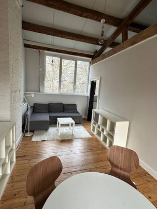 Charmant appartement (3e verdieping) van 60m² met terras (met zicht op de kathedraal), in een neoklassiek huis vol karakter. Het appartement onderscheidt zich door zijn mooie historische lijstwerk en<br />hoge plafonds, die zorgen voor een elegante en lichte sfeer.<br /><br />Gelegen in de trendy wijk Het Eilandje, vlakbij restaurants, cafés, de haven, de universiteit en het openbaar vervoer, combineert de locatie stedelijke dynamiek met een aangename omgeving. <br /><br />De woning is gemeubileerd, in goede staat en klaar om te betrekken.<br /><br />Ideaal voor een alleenstaande of een koppel. Niet geschikt voor kinderen of huisdieren.<br /><br />We zijn op zoek naar een huurder met een stabiel inkomen. Referenties/aanbevelingen worden op prijs gesteld.<br /><br />Gemeenschappelijke wasmachine en droogkast in de gang. Bergplaats 1 fiets per huurder.<br />