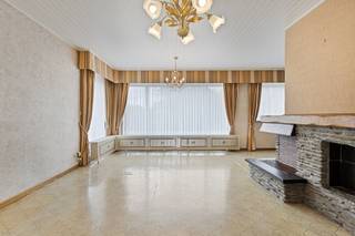 Bent u op zoek naar een appartement met mogelijkheden om volledig naar eigen smaak te renoveren? Dit hoekappartement, gelegen in de Campiniastraat...