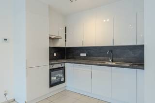 Dit recent appartement te koop is gelegen langs de Torhoutsesteenweg met een open zicht op het Mac Leodplein te Oostende. U bevindt zich temidden...